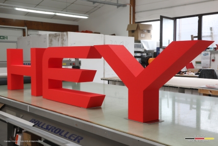 HEY - Große stehende Buchstaben aus EPS