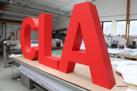 CLA - Stehende 3D-Buchstaben für Mercedes