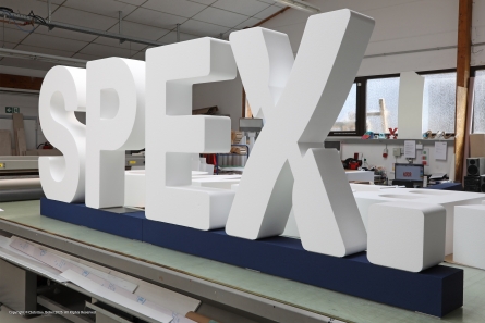SPEX - Große stehende Buchstaben mit Sockelstreifen