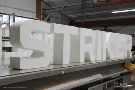 STRIKER - Stehende Buchstaben aus EPS und PVC