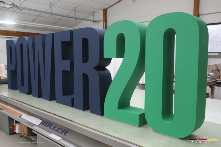 POWER20 - Stehende Buchstaben und Zahlen aus EPS