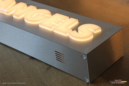 ARMEDANGELS - Stehender Leuchtkasten aus Edelstahl für den POS