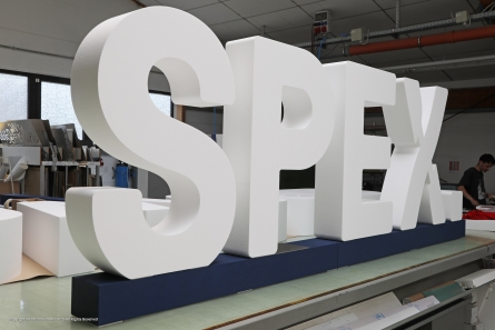 SPEX - Große stehende Buchstaben mit Sockelstreifen
