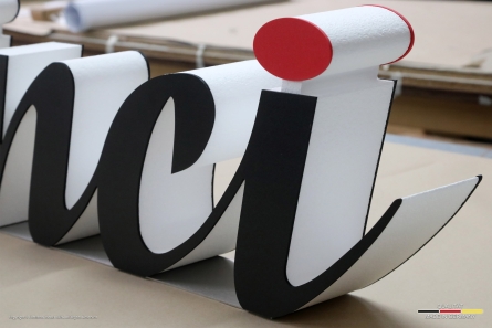 da Vinci - Stehender Schriftzug mit Sockelstreifen aus Edelstahl