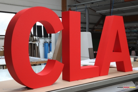 CLA - Stehende 3D-Buchstaben für Mercedes