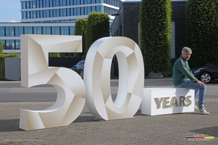50 YEARS - Stehende Zahlen für Jubiläum