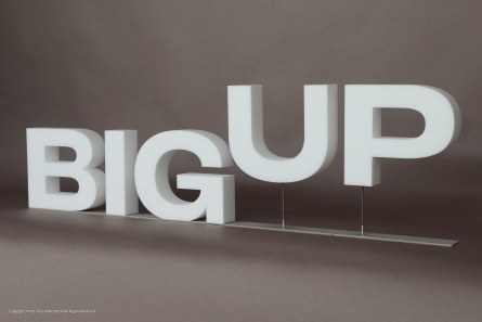 BIG UP - Stehende und schwebende Buchstaben aus Styrodur