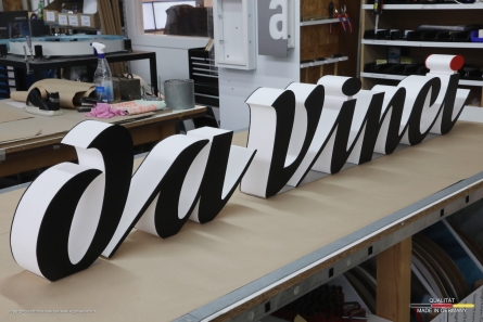 da Vinci - Stehender Schriftzug mit Sockelstreifen aus Edelstahl