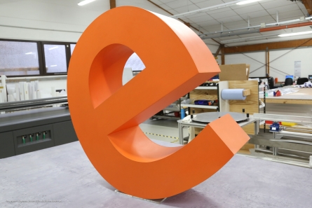 Stehender XXL-Buchstaben aus PVC