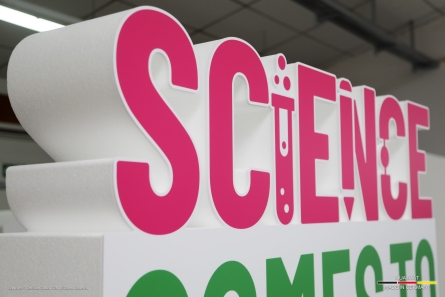 SCIENCE COMES TO TOWN - Stehender Buchstabenblock aus EPS