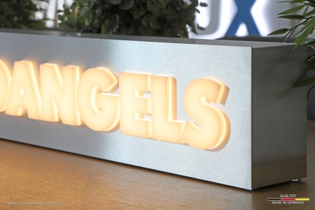 ARMEDANGELS - Stehender Leuchtkasten aus Edelstahl für den POS