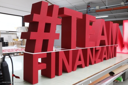 #TEAM FINANZAMT - Zweizeiliger stehender Schriftzug