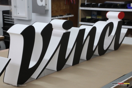 da Vinci - Stehender Schriftzug mit Sockelstreifen aus Edelstahl