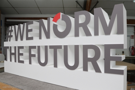 #WE NORM THE FUTURE - Zweizeiliger Schriftzug zum stellen