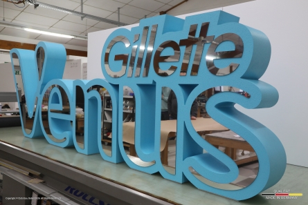 Gillette Venus - Stehendes 3D-Logo aus Styropor und Spiegel-Dibond