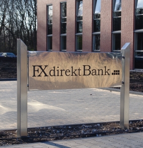 FX direkt Bank - Stehendes Werbeschild aus Edelstahl