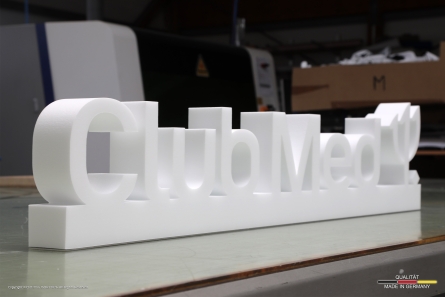 Club Med - Stehendes Logo aus weißem Styrodur