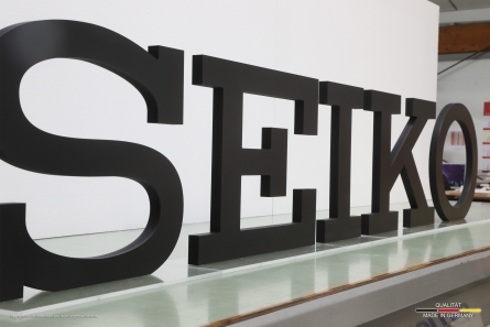 SEIKO - Stehende Buchstaben aus lackiertem PVC