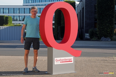Quehenberger - Stehendes 3D-Logo in XXL