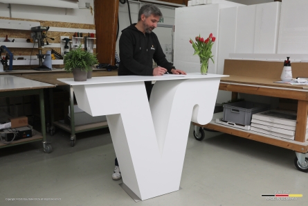 Volksbanken-Raiffeisenbanken - Stehendes Logo als Empfangstheke und Rednerpult