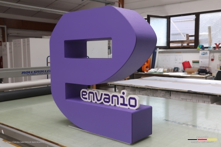 envanio - Stehendes XXL-Logo aus EPS und PVC