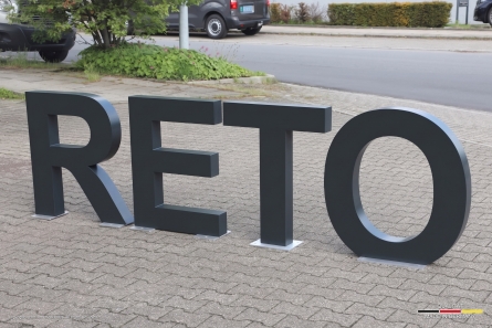 RETO - Extrem robuste stehende Buchstaben aus Massivem PVC