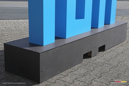 TUM - Hochwertiges stehendes Logo für den Außenbereich