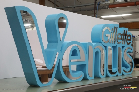 Gillette Venus - Stehendes 3D-Logo aus Styropor und Spiegel-Dibond