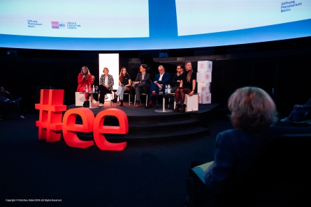 #ee - Stehende Buchstaben für eine Podiumsdiskussion