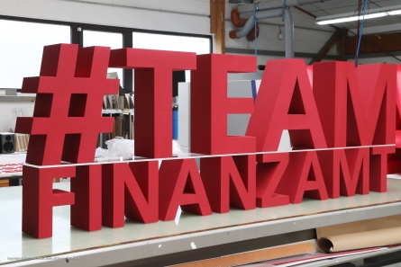 #TEAM FINANZAMT - Zweizeiliger stehender Schriftzug