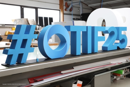 #OTIF25 - Stehendes Hashtag und stehende Buchstaben mit Sockelplatten