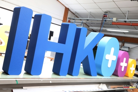 IHK Plus - Stehendes XXL Logo für Events