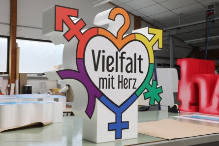 Vielfalt mit Herz - Stehendes LGBTQ-Logo