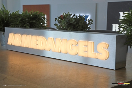 ARMEDANGELS - Stehender Leuchtkasten aus Edelstahl für den POS