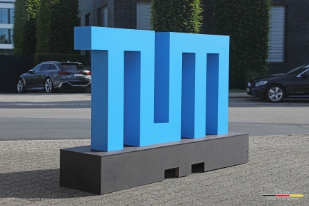 TUM - Hochwertiges stehendes Logo für den Außenbereich