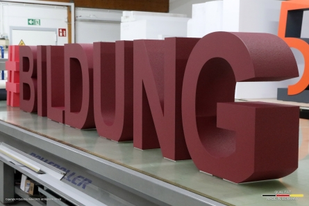 #BILDUNG - Stehendes Logo und Buchstaben aus Styropor