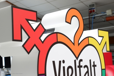 Vielfalt mit Herz - Stehendes LGBTQ-Logo