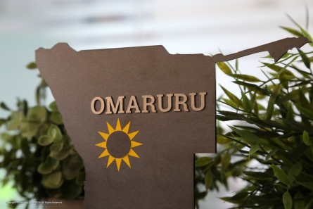 OMARURU - Tischaufsteller aus Cortenstahl, Edelstahl und Holz