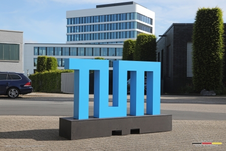 TUM - Hochwertiges stehendes Logo für den Außenbereich