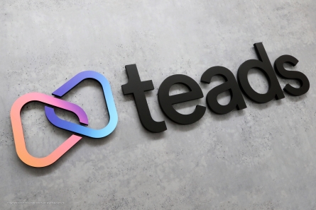 teads - Buntes 3D-Logo aus bedrucktem Forex