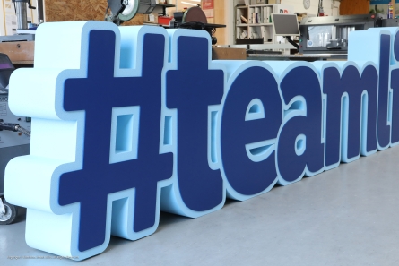 Team-Aufsteller- Stehender Hashtag aus lackiertem Styropor und blauem Forex-Color