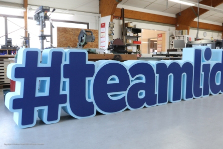 Team-Aufsteller- Stehender Hashtag aus lackiertem Styropor und blauem Forex-Color