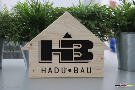 HADU BAU - Tischaufsteller aus Holz