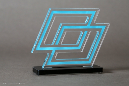 Stehende Logos aus bedrucktem Plexiglas mit Sockel.