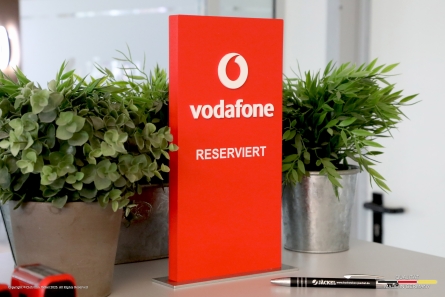 vodafone - Aufsteller aus PVC mit 3D-Buchstaben aus Plexiglas