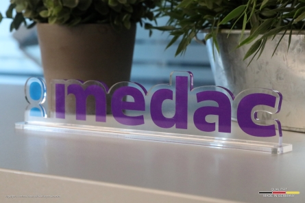 medac - Hochwertiger Tischaufsteller aus Acrylglas