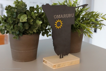OMARURU - Tischaufsteller aus Cortenstahl, Edelstahl und Holz