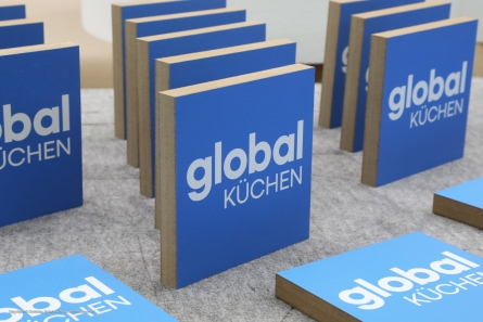 global KÜCHEN - Tischaufsteller aus bedrucktem MDF