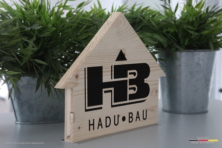 HADU BAU - Tischaufsteller aus Holz