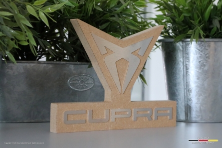 CUPRA - Tischaufsteller aus MDF und Edelstahl